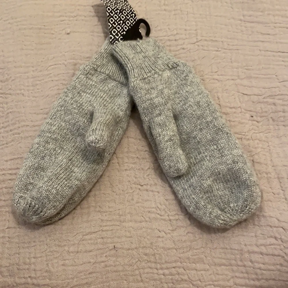 Set 2 pieces : Gap & H&M gloves. New